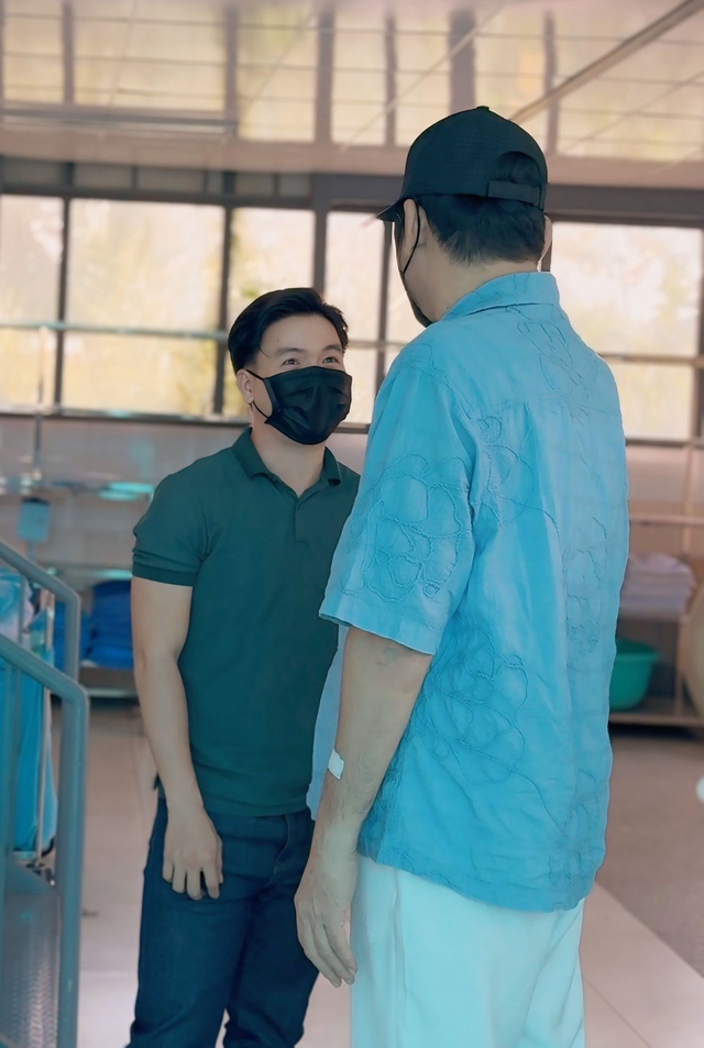 Giấu mặt cả tháng trời hậu đột quỵ, diễn viên Huỳnh Anh Tuấn lần đầu lộ diện khác lạ gây lo lắng - Ảnh 2. Giấu mặt cả tháng trời hậu đột quỵ, diễn viên Huỳnh Anh Tuấn lần đầu lộ diện khác lạ gây lo lắng - Ảnh 2.