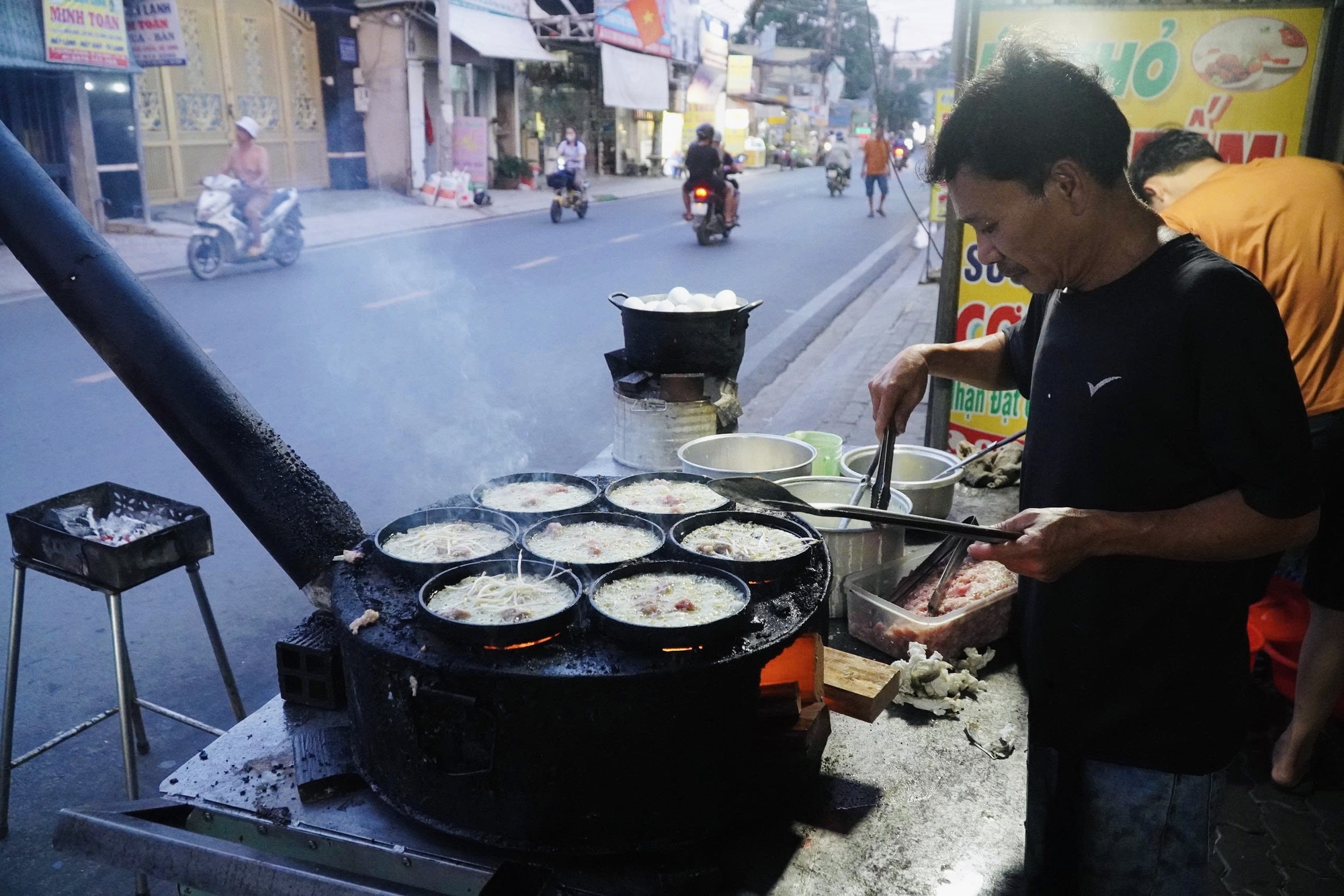 Người cha đơn thân bán bánh xèo nuôi 2 con song sinh tự kỷ ở TP.HCM, từ chối nhận tiền hỗ trợ vì lý do này - Ảnh 2. Người cha đơn thân bán bánh xèo nuôi 2 con song sinh tự kỷ ở TP.HCM, từ chối nhận tiền hỗ trợ vì lý do này - Ảnh 2.