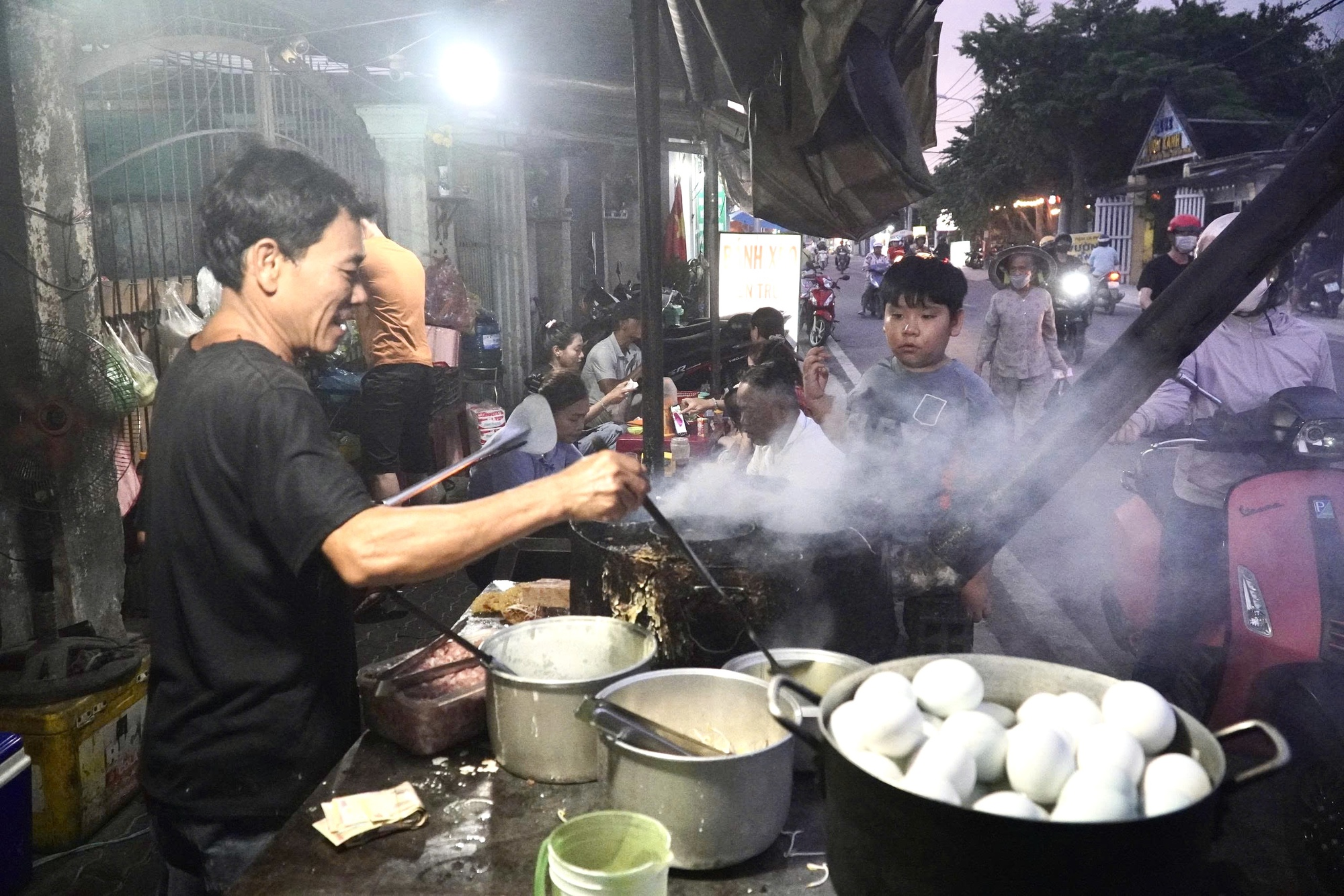 Người cha đơn thân bán bánh xèo nuôi 2 con song sinh tự kỷ ở TP.HCM, từ chối nhận tiền hỗ trợ vì lý do này - Ảnh 1. Người cha đơn thân bán bánh xèo nuôi 2 con song sinh tự kỷ ở TP.HCM, từ chối nhận tiền hỗ trợ vì lý do này - Ảnh 1.