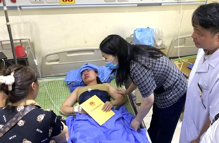Thông tin mới về sức khỏe 11 nạn nhân trong vụ Phó bí thư xã ở Lào Cai uống rượu, lái xe đâm vào đám đông - Ảnh 1. Thông tin mới về sức khỏe 11 nạn nhân trong vụ Phó bí thư xã ở Lào Cai uống rượu, lái xe đâm vào đám đông - Ảnh 1.