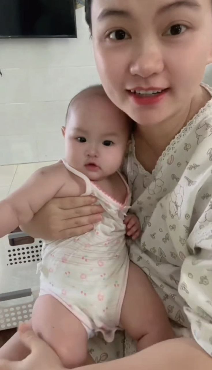 Bà hàng xóm thích góp ý Bà hàng xóm thích góp ý