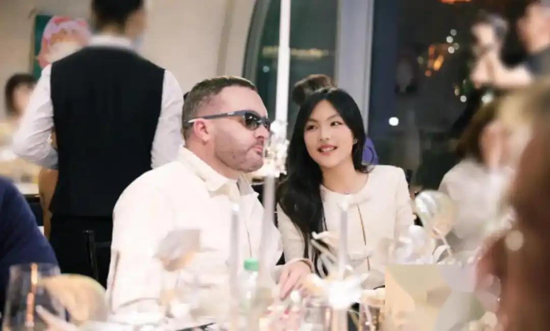 Con gái MC giàu nhất showbiz 15 tuổi đã có Rolls-Royce riêng: phong thái tài phiệt trong cốt cách, 1 cử chỉ ở sân bay nhận mưa lời khen vì cách giáo dục của mẹ - Ảnh 4. Con gái MC giàu nhất showbiz 15 tuổi đã có Rolls-Royce riêng: phong thái tài phiệt trong cốt cách, 1 cử chỉ ở sân bay nhận mưa lời khen vì cách giáo dục của mẹ - Ảnh 4.