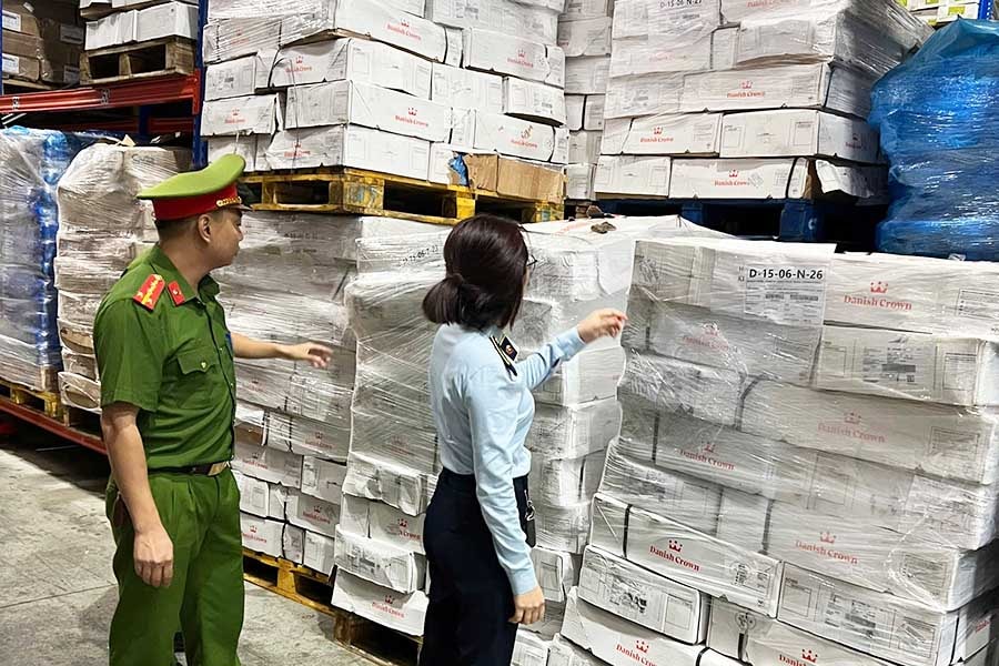 Phát hiện hơn 15 tấn xương lợn đông lạnh hết hạn tại kho lạnh ở Hà Nội - Ảnh 1.