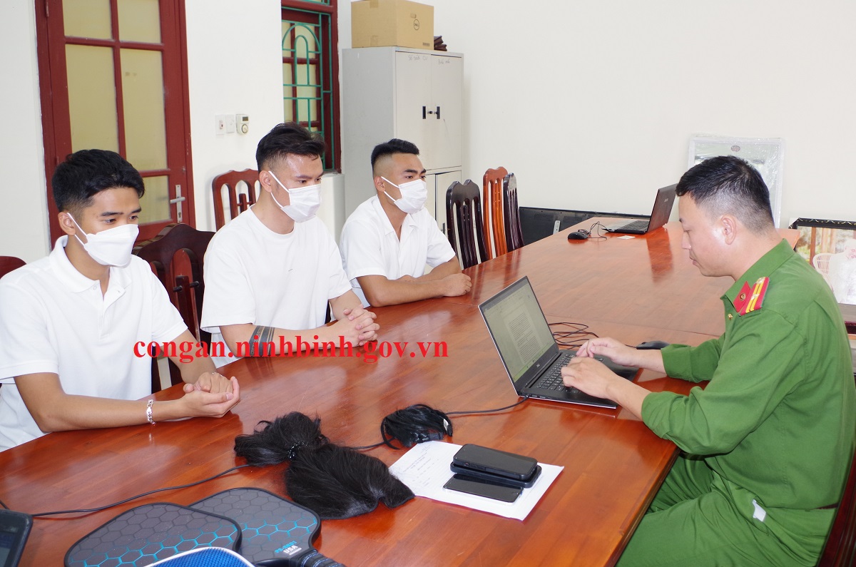 Vụ &quot;clip đôi nam nữ thân mật trong xe Mercedes&quot; ở Ninh Bình: Công an mời 3 nam thanh niên lên làm việc - Ảnh 3.