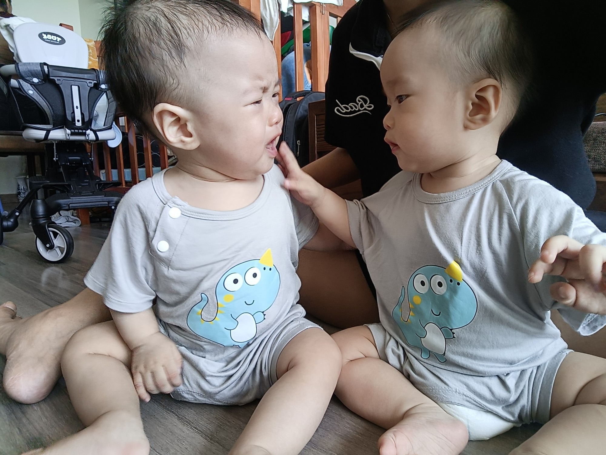 Review xe đẩy gấp gọn nhà Tobé của mẹ bỉm có 2 bạn nhỏ sinh đôi: Tính ứng dụng cao, dùng được từ trong nhà ra đến ngoài đường- Ảnh 1.