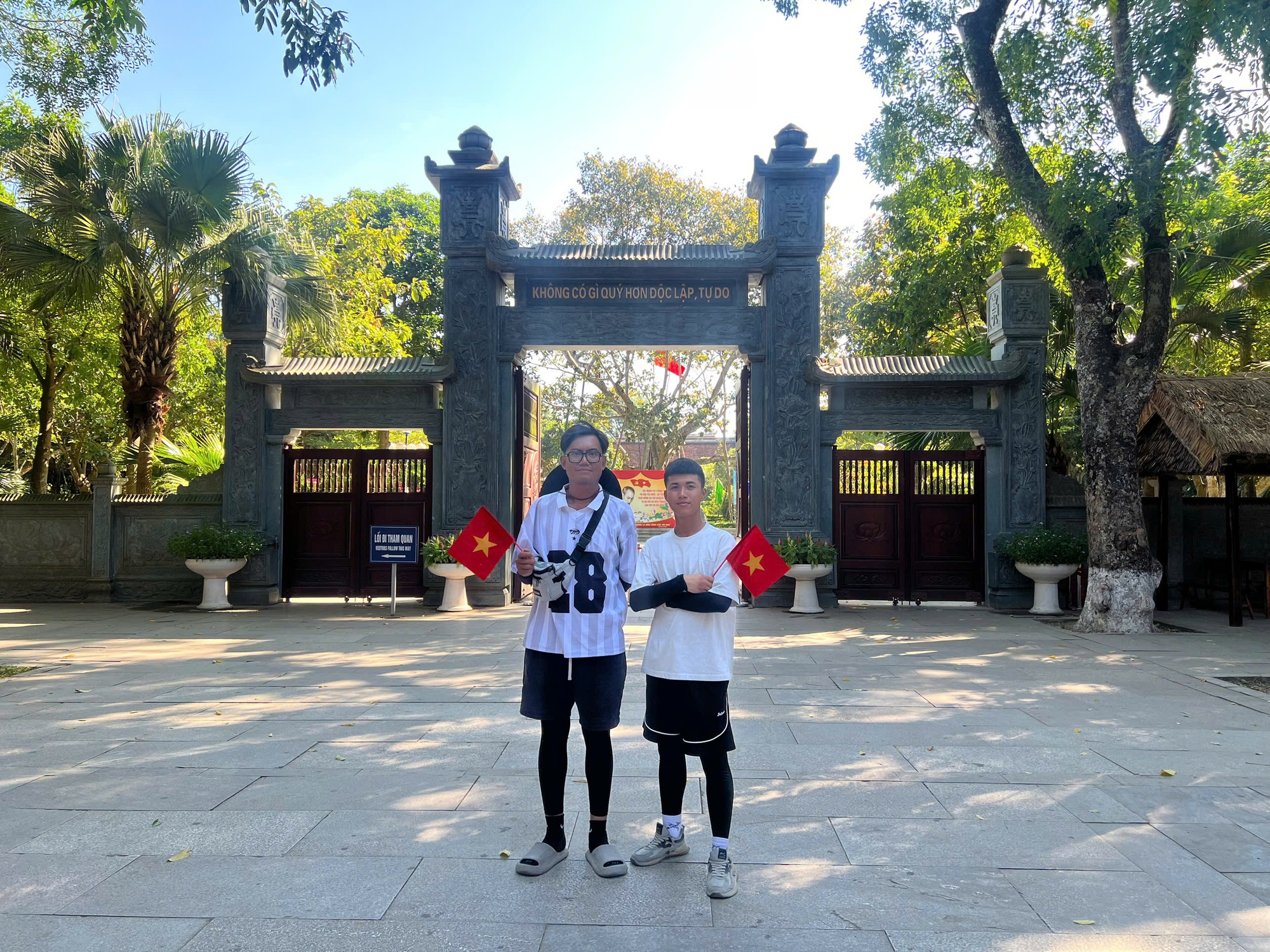 anh-tuan-tu-ben-trai-va-xuan-duy-ben-phai-la-mot-team-hop-ca-trong-hanh-trinh-di-bo-xuyen-viet-17549916417471337710844-1755049758202-1755049758325372768796.jpg