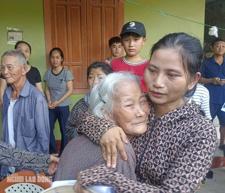 Vụ "gà lôi trắng": Anh Thái Khắc Thành xúc động trở về nhà trùng phùng vợ con, người thân - Ảnh 1. Vụ "gà lôi trắng": Anh Thái Khắc Thành xúc động trở về nhà trùng phùng vợ con, người thân - Ảnh 1.