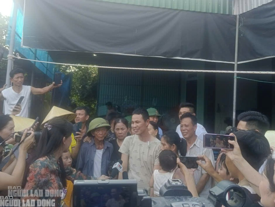 Vụ "gà lôi trắng": Anh Thái Khắc Thành xúc động trở về nhà trùng phùng vợ con, người thân - Ảnh 3. Vụ "gà lôi trắng": Anh Thái Khắc Thành xúc động trở về nhà trùng phùng vợ con, người thân - Ảnh 3.