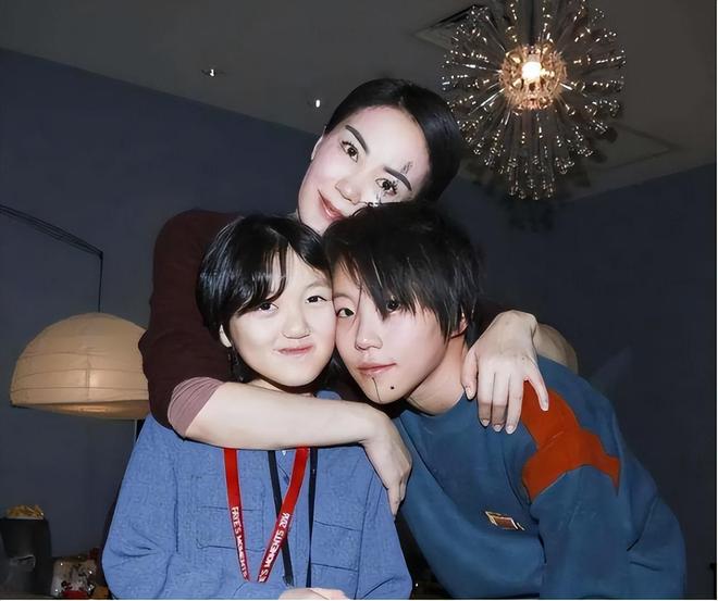 2 bóng hồng của Tạ Đình Phong: Người thoải mái cho con “nhả khói”, Trương Bá Chi lại phạt con vì lỡ nhíu mày với bảo vệ - Ảnh 6.