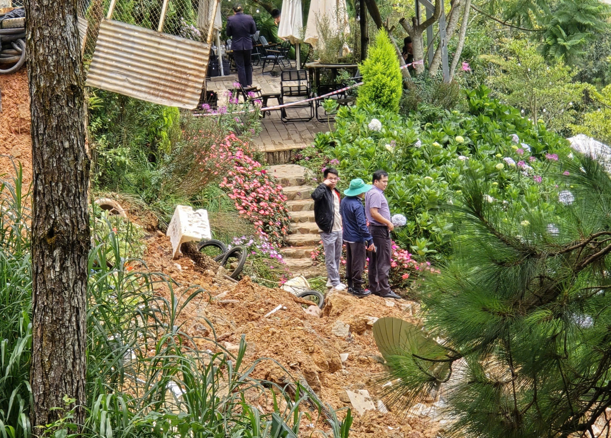 Sạt lở quán cà phê Tây Hồ Đà Lạt khiến 2 người tử vong - Ảnh 3. Sạt lở quán cà phê Tây Hồ Đà Lạt khiến 2 người tử vong - Ảnh 3.