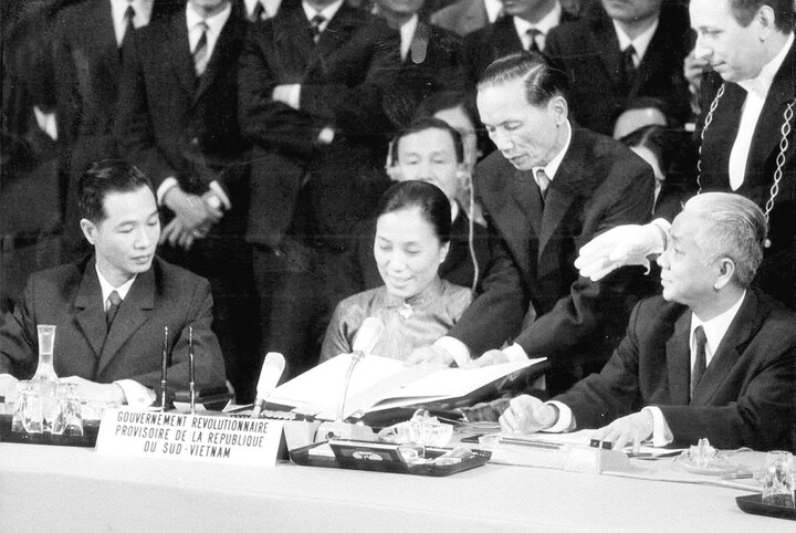 Bà Nguyễn Thị Bình: 'Bông hồng khiêu vũ giữa bầy sói' và danh hiệu Anh hùng - Ảnh 2. Bà Nguyễn Thị Bình: 'Bông hồng khiêu vũ giữa bầy sói' và danh hiệu Anh hùng - Ảnh 2.