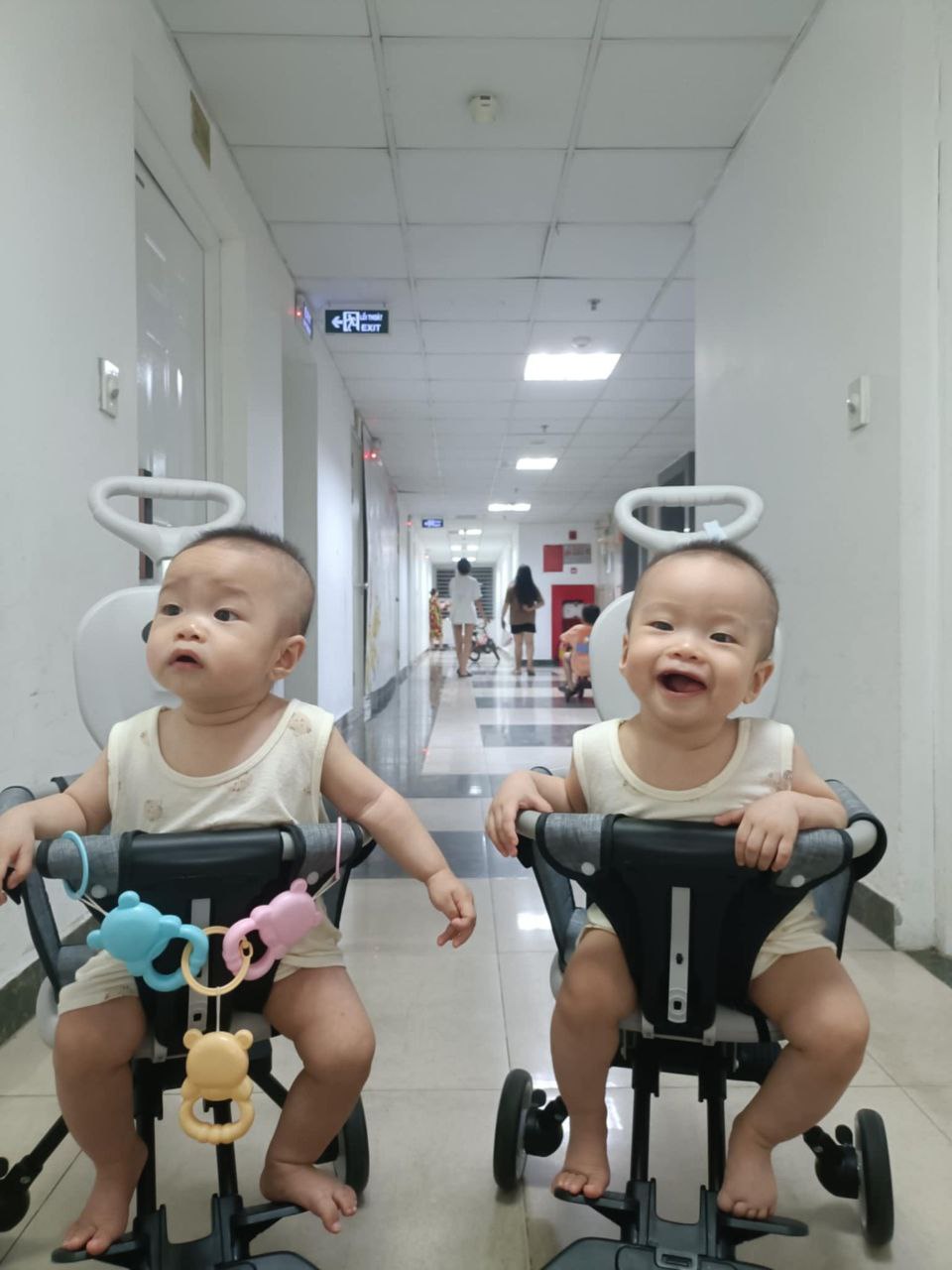 Review xe đẩy gấp gọn nhà Tobé của mẹ bỉm có 2 bạn nhỏ sinh đôi: Tính ứng dụng cao, dùng được từ trong nhà ra đến ngoài đường- Ảnh 10.