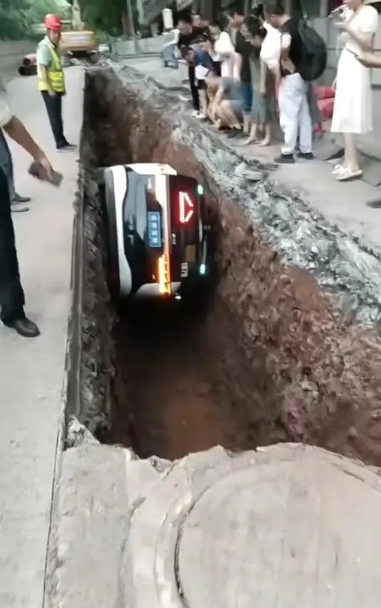Taxi tự lái rơi xuống hố sâu 3m khi đang chở khách, cô gái hoảng loạn cầu cứu người dân - Ảnh 1. Taxi tự lái rơi xuống hố sâu 3m khi đang chở khách, cô gái hoảng loạn cầu cứu người dân - Ảnh 1.