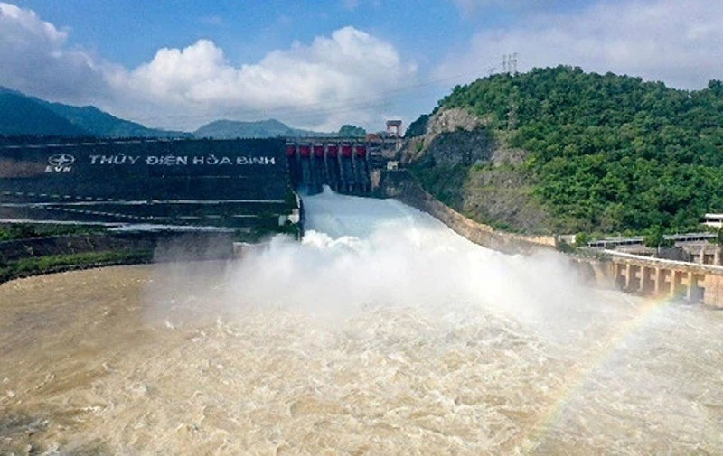 Miền Bắc đón mưa lớn, Thủy điện Hoà Bình liên tiếp mở cửa xả đáy - Ảnh 1. Miền Bắc đón mưa lớn, Thủy điện Hoà Bình liên tiếp mở cửa xả đáy - Ảnh 1.