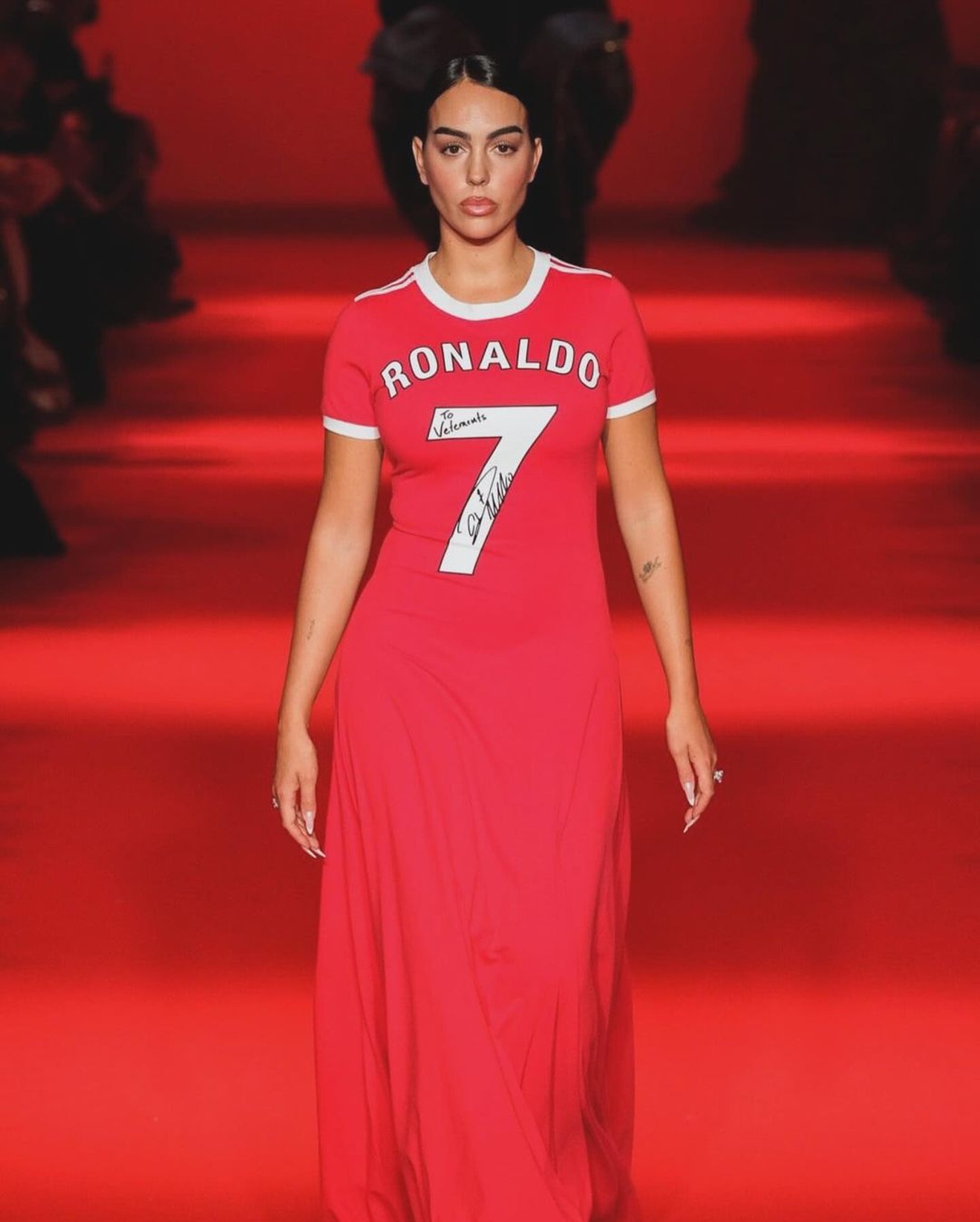 ve-dep-nong-bong-cua-vo-cristiano-ronaldodocx-1724397509347-17550013347611393530237-1755098599769-17550985998831866392996.jpeg