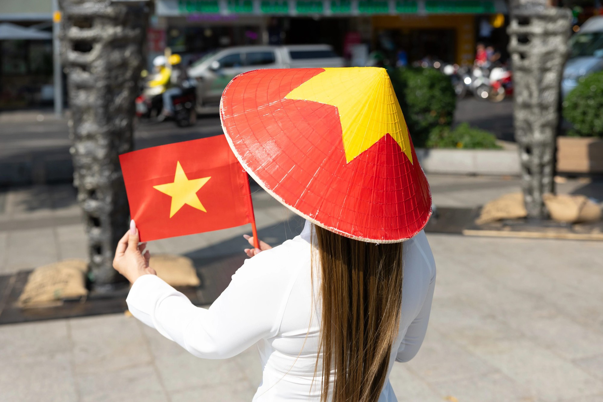 Cờ Tổ quốc, áo in hình sao vàng... 