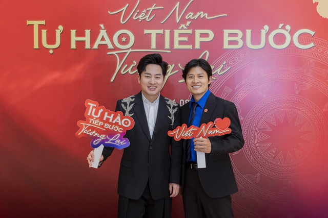 Nghe Tùng Dương hát live “Việt Nam - Tự hào tiếp bước tương lai” mới hiểu sao netizen dặn dò “mua bảo hiểm dây thanh”- Ảnh 1.