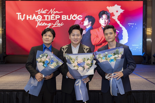 Nghe Tùng Dương hát live “Việt Nam - Tự hào tiếp bước tương lai” mới hiểu sao netizen dặn dò “mua bảo hiểm dây thanh”- Ảnh 3.