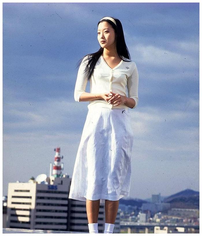 Netizen Hàn choáng trước băng đô của Kim Hee Sun, trông đơn giản mà có giá tận 22 triệu đồng - Ảnh 10.