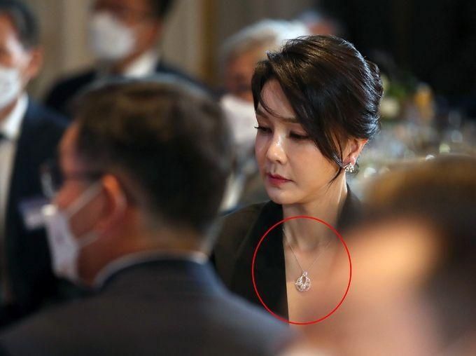 Túi xách Dior và giày Chanel cỡ 39 đã đẩy cựu đệ nhất phu nhân Hàn Quốc vào phòng giam như thế nào? - Ảnh 2.