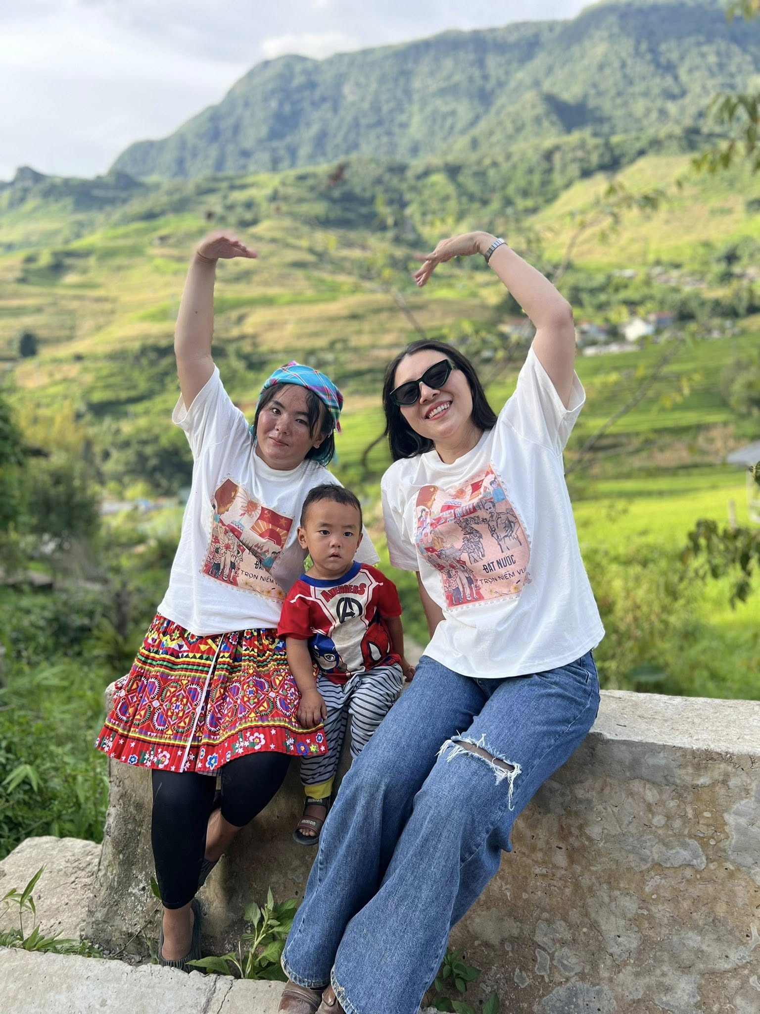 Chiếc áo phông được viết bằng hồi ức của người lính Cụ Hồ: Hành trình lan tỏa tình yêu nước của stylist Huyền Gin - Ảnh 9.