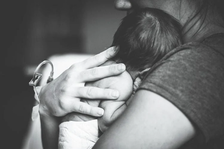 Dân mạng đau xót trước cái chết của em bé phải sinh mổ sớm để trúng 'ngày đẹp' - Ảnh 1.