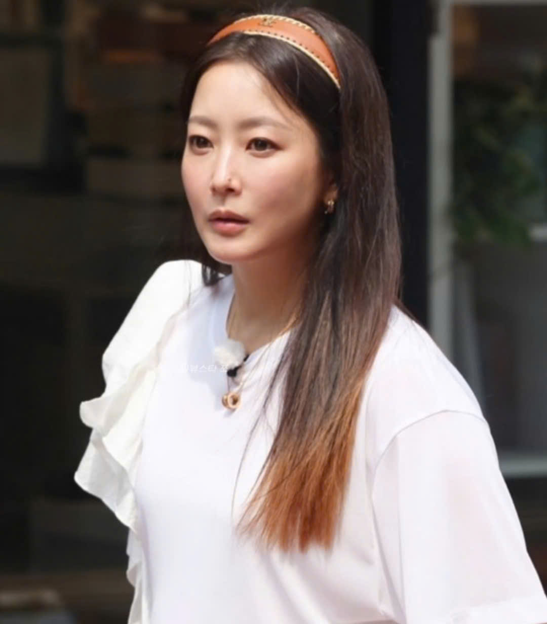 Netizen Hàn choáng trước băng đô của Kim Hee Sun, trông đơn giản mà có giá tận 22 triệu đồng - Ảnh 7.