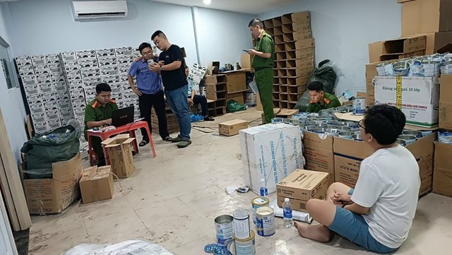 Đột kích cơ sở kinh doanh ở TP.HCM, thu giữ 4.497 chai sữa ENSURE giả, quy mô hàng trăm triệu đồng - Ảnh 2.