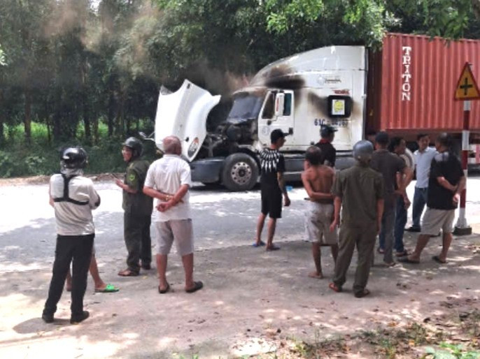 Nghi án người đàn ông đâm trọng thương đôi nam nữ rồi lên cabin xe tự thiêu - Ảnh 1.