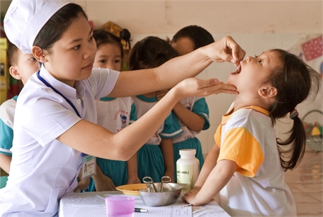 Có nên cho trẻ dừng uống vitamin A để dùng thực phẩm chức năng: Chuyên gia nói gì?- Ảnh 2.