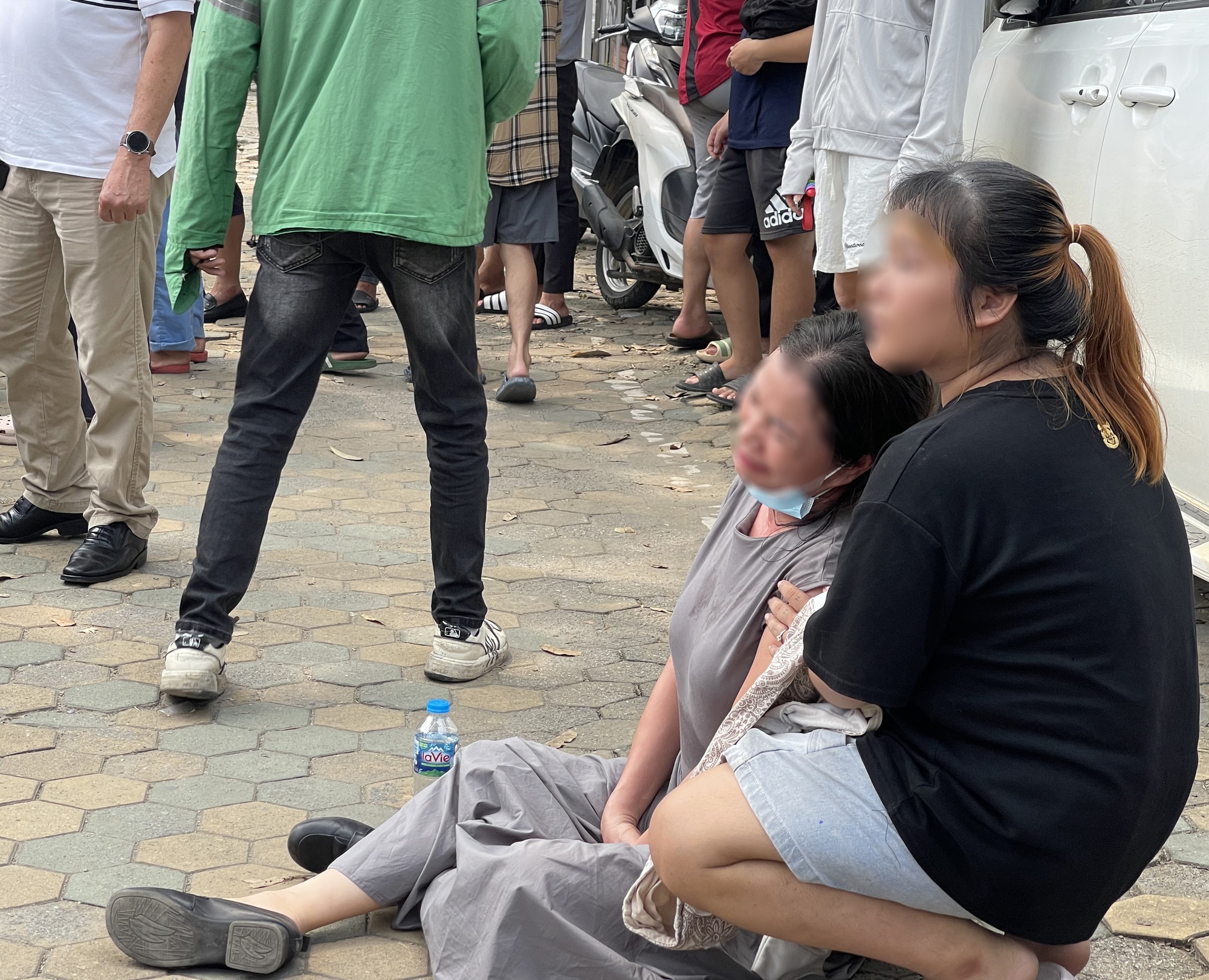 Người thân khóc nghẹn bên hiện trường vụ tai nạn khiến nam thanh niên 20 tuổi tử vong ở Hà Nội - Ảnh 3.