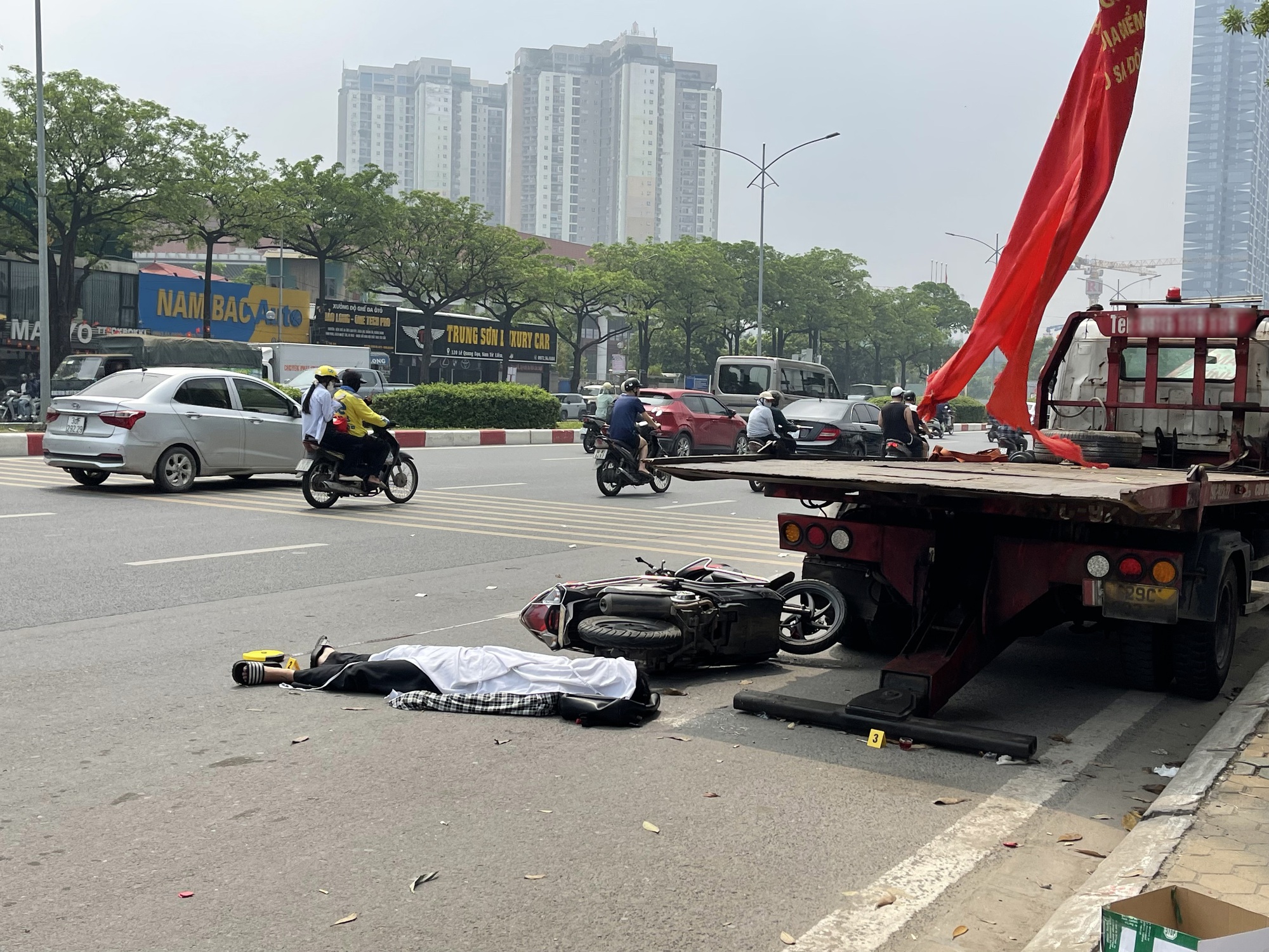 Hiện trường vụ xe máy tự đâm vào xe cứu hộ ở Hà Nội khiến thanh niên 20 tuổi tử vong - Ảnh 2.