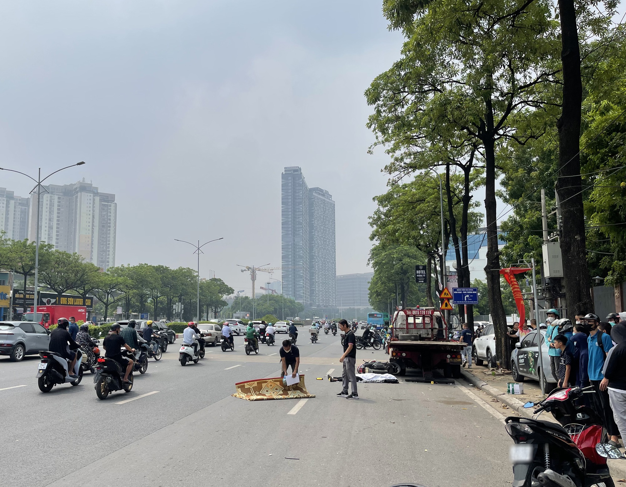 Hiện trường vụ xe máy tự đâm vào xe cứu hộ ở Hà Nội khiến thanh niên 20 tuổi tử vong - Ảnh 1.