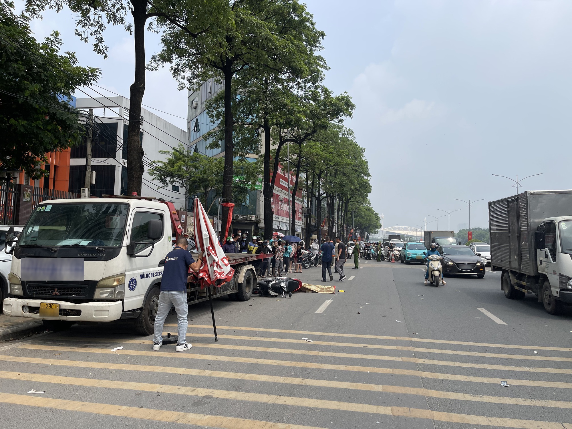 Người thân khóc nghẹn bên hiện trường vụ tai nạn khiến nam thanh niên 20 tuổi tử vong ở Hà Nội - Ảnh 1.
