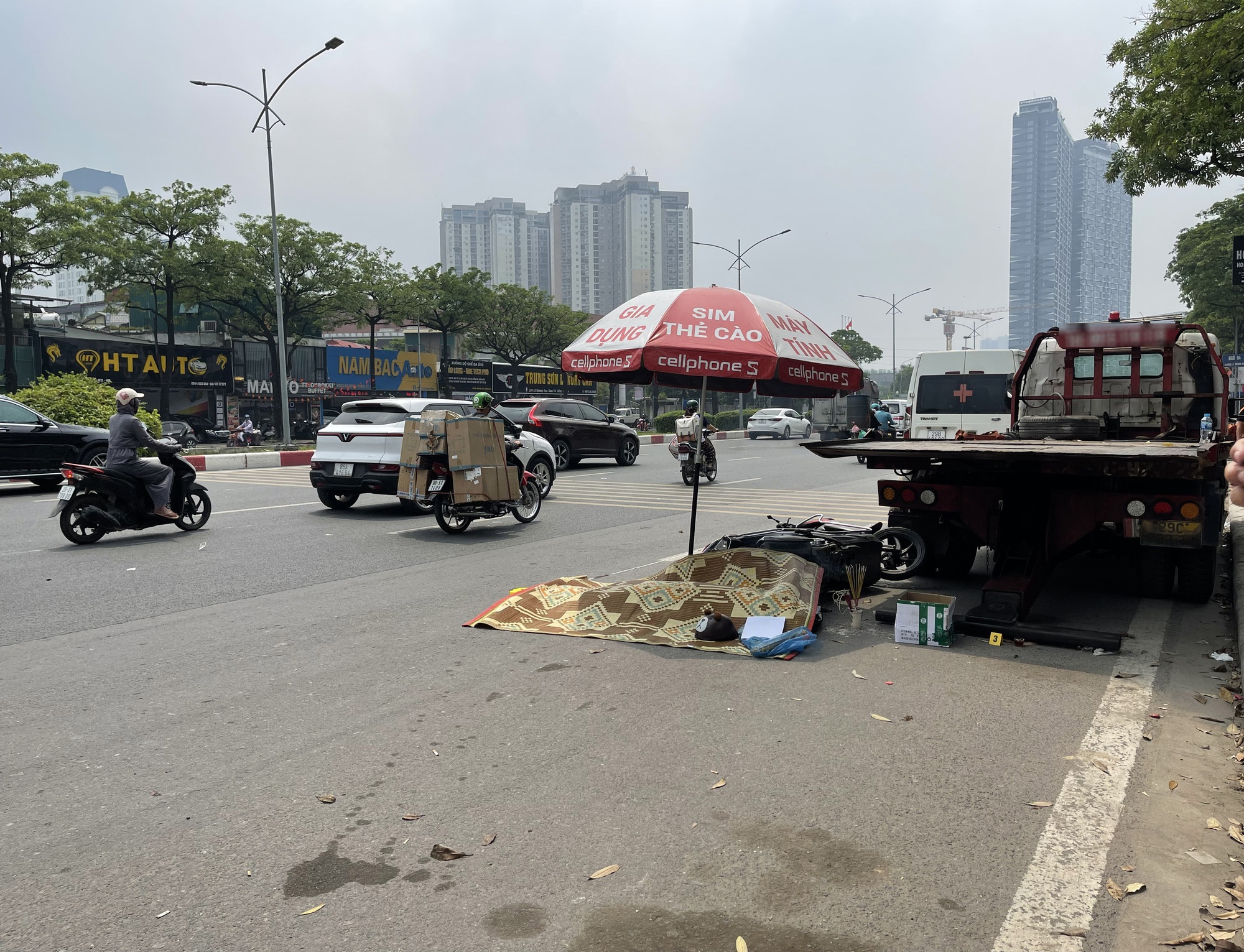 Người thân khóc nghẹn bên hiện trường vụ tai nạn khiến nam thanh niên 20 tuổi tử vong ở Hà Nội - Ảnh 2.