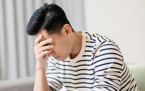 Căn bệnh ở nam giới khiến vùng kín &quot;teo nhỏ dần một bên&quot; - Ảnh 1.