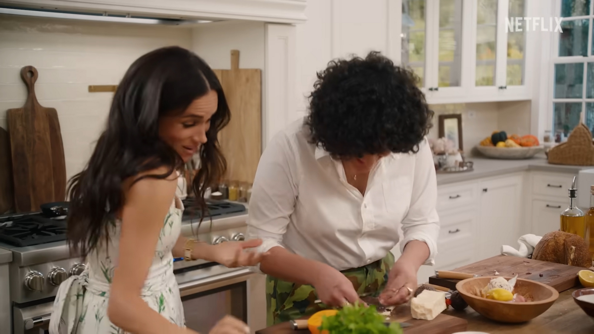Meghan gây tranh cãi vì mặc váy hơn 82 triệu đồng để… làm salad trong show mới- Ảnh 3.
