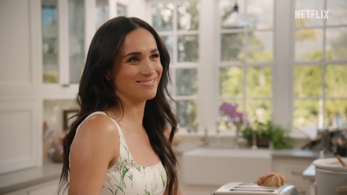 Meghan gây tranh cãi vì mặc váy hơn 82 triệu đồng để… làm salad trong show mới- Ảnh 2.