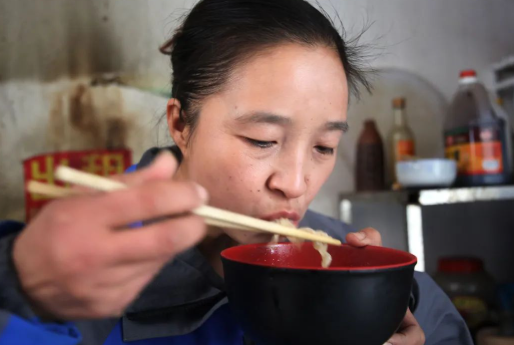 Nhìn 2 mẹ con ăn mỳ trong quán, ông chủ thở dài: Người mẹ này sau này sống cô độc, có khi phải nương tựa vào viện dưỡng lão - Ảnh 2.