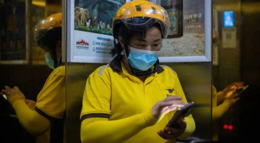 Nhìn 2 mẹ con ăn mỳ trong quán, ông chủ thở dài: Người mẹ này sau này sống cô độc, có khi phải nương tựa vào viện dưỡng lão - Ảnh 1.