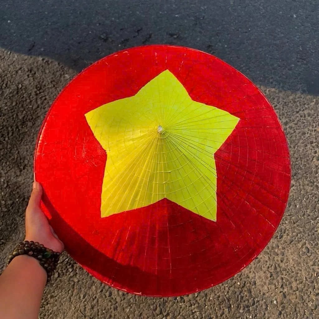 Cờ Tổ quốc, áo in hình sao vàng... 