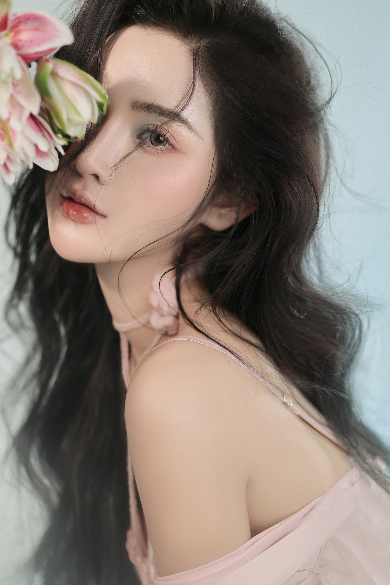 Thí sinh Miss Grand khoe vòng 1 ngồn ngộn khiến dân tình nhức mắt- Ảnh 2.