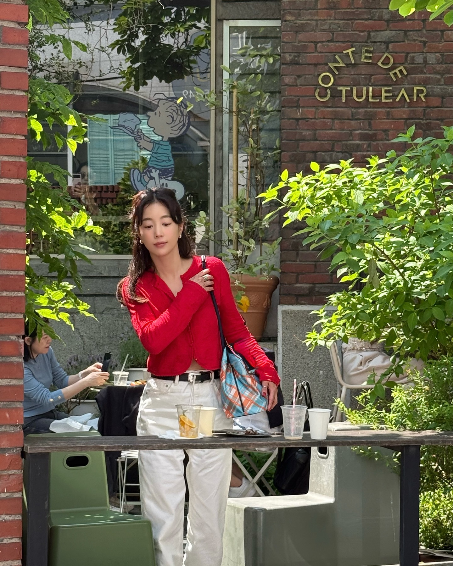 Cao thủ mặc đẹp 42 tuổi gợi ý 10 set đồ sáng màu chuẩn tinh tế, hack tuổi đỉnh cao - Ảnh 7.