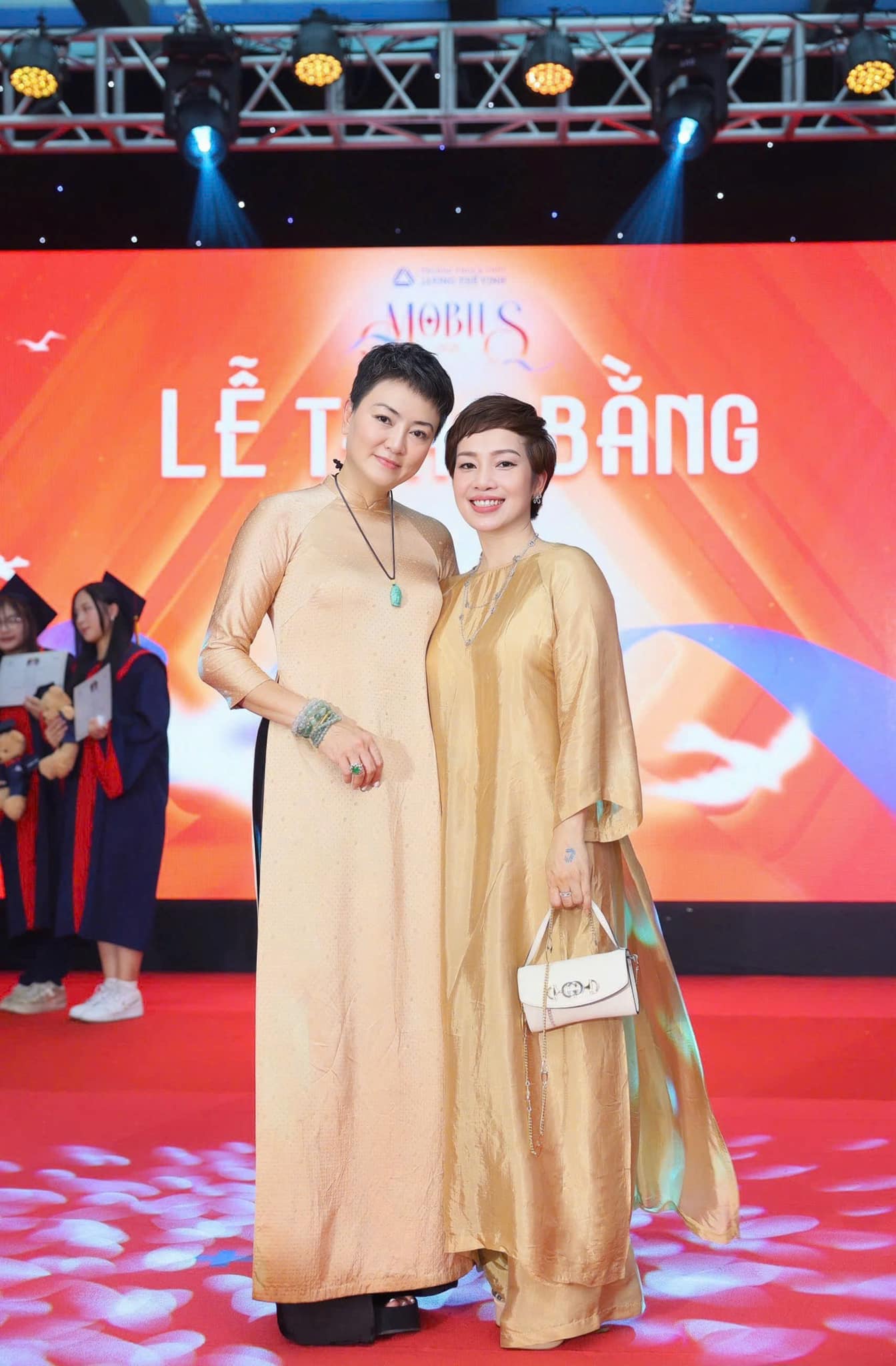 1001 màn &quot;triết lý&quot; của 2 bạn nhỏ Cơm - Canh nhà hot mom U60 Văn Thuỳ Dương: Gen Alpha lại còn con nhà giáo có khác!- Ảnh 1.