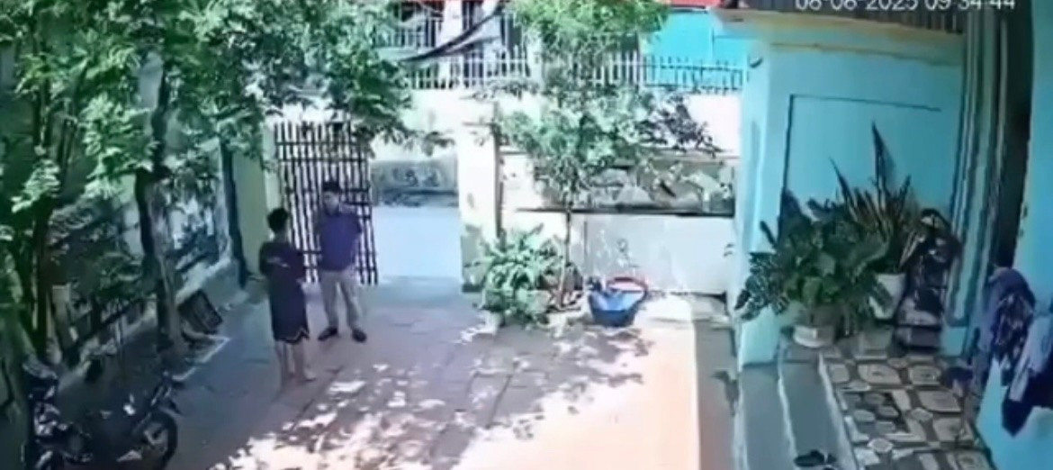 Thầy giáo tạm nghỉ công việc để chăm sóc học sinh bị tát thủng màng nhĩ ở Thanh Hóa - Ảnh 1.
