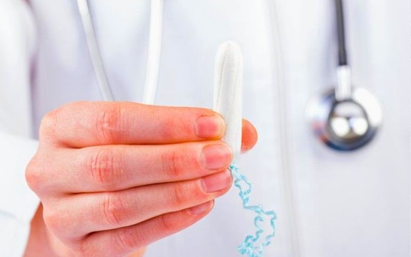 Quên băng vệ sinh trong người cả tháng: Cô gái trẻ kể lại trải nghiệm kinh hoàng