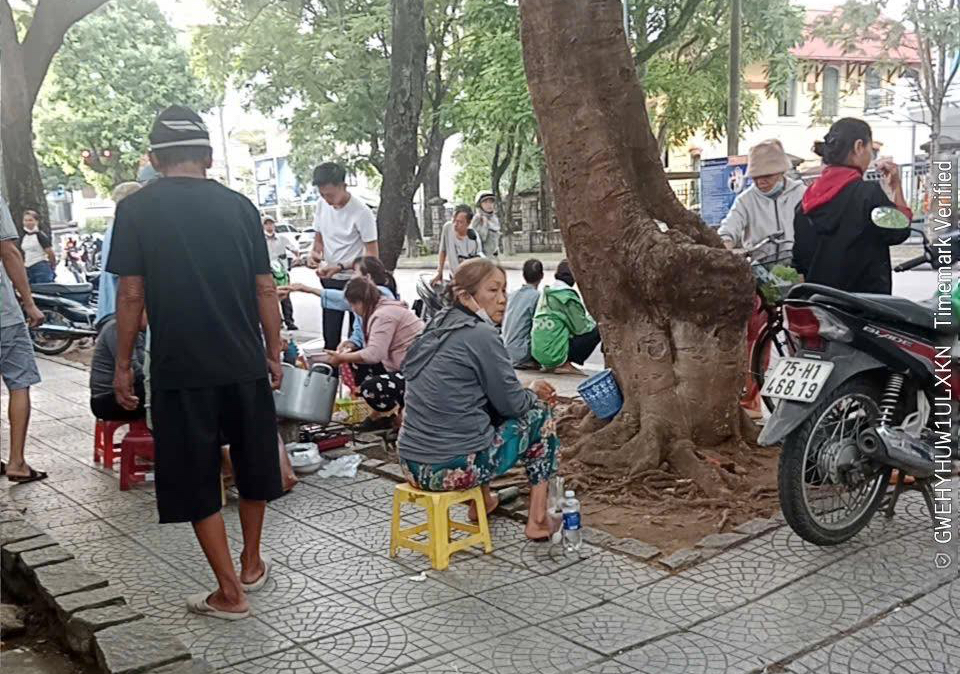 Quán bún vỉa hè ở Huế bị kiểm tra vì có &quot;xô nước thần kỳ&quot; giúp rửa bát siêu nhanh- Ảnh 1.