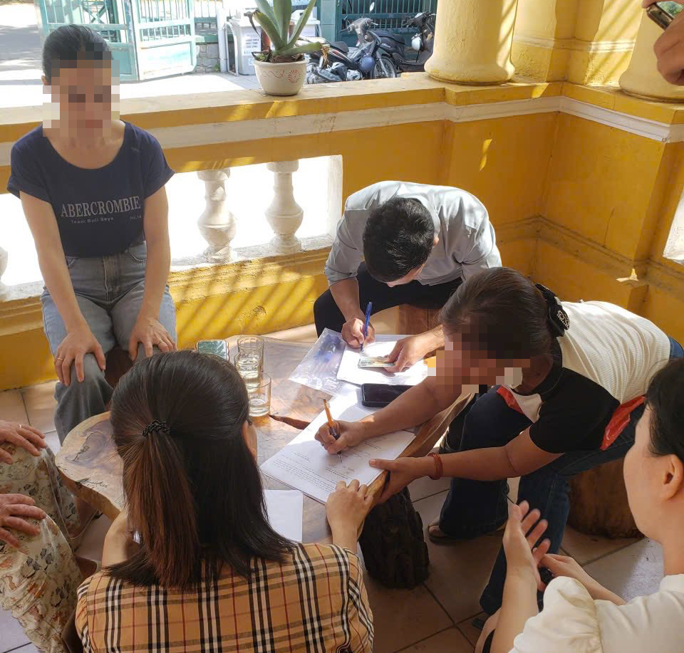 Quán bún vỉa hè ở Huế bị kiểm tra vì có &quot;xô nước thần kỳ&quot; giúp rửa bát siêu nhanh- Ảnh 2.