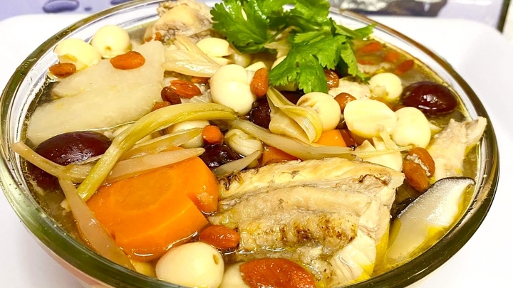 Cách làm gà hầm ngũ quả bổ dưỡng đơn giản - Ảnh 1.