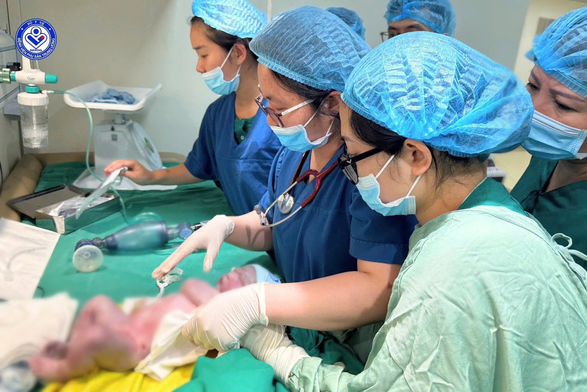 Ca mổ lấy thai hy hữu cho sản phụ nặng 178kg mắc nhiều bệnh lý thai kỳ: Bé trai nặng 3,4kg hồng hào chào đời- Ảnh 4.